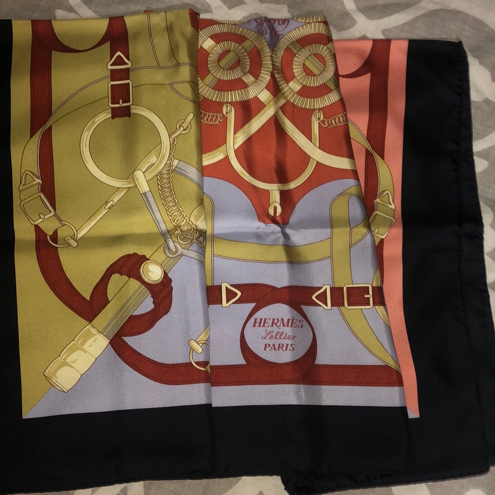 Hermès Scarf , 35 inch by 35 inch - Picture 3 of 7